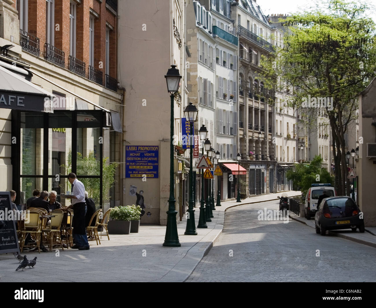 Paris-Straße mit café Stockfoto