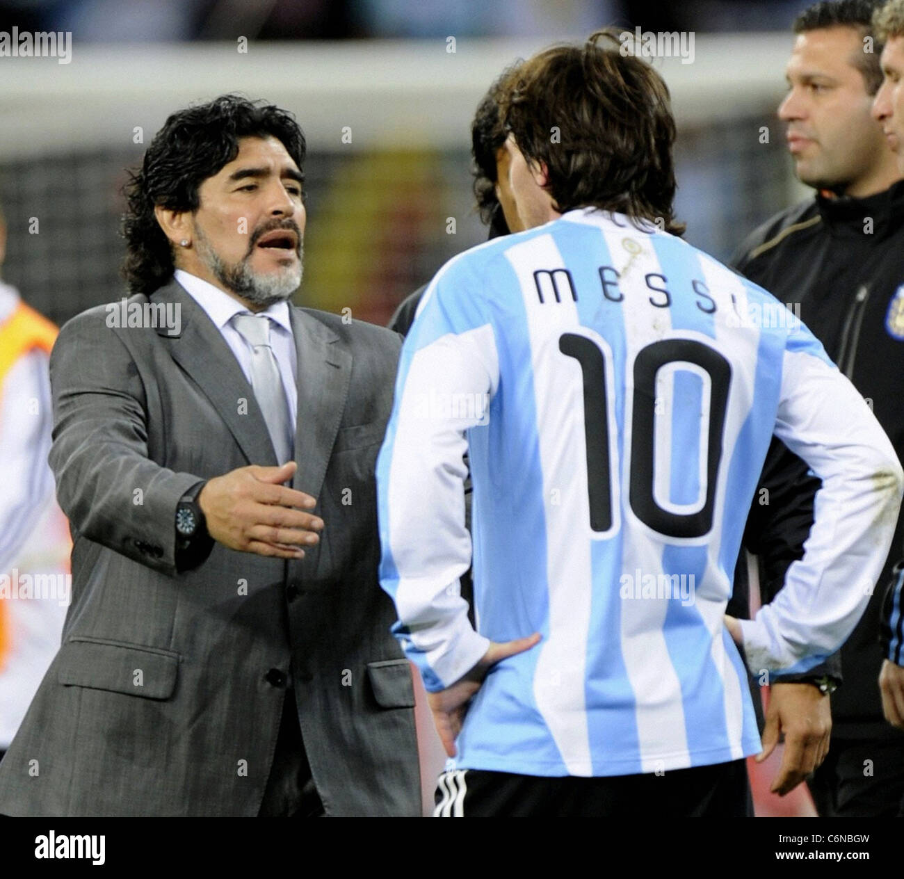 Argentinien-Trainer Diego Maradona grüßt Stürmer Lionel Messi Fußball-WM  2010 - Argentinien gegen Deutschland (0-4) - Green Point Stockfotografie -  Alamy