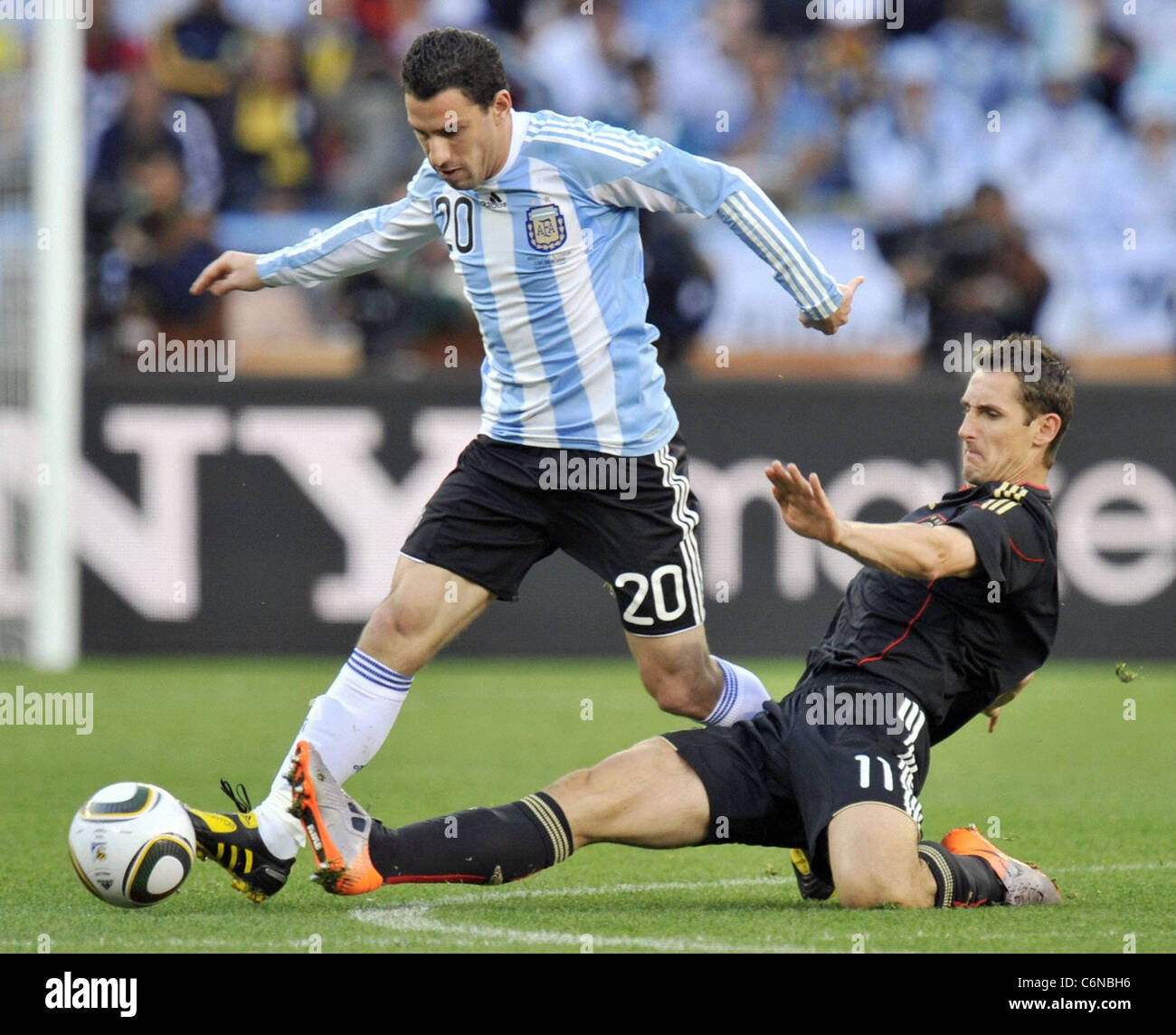 Miroslav Klose befasst sich Argentinien Mittelfeldspieler Maxi Rodriguez  FIFA WM 2010 - Argentinien gegen Deutschland (0-4) - Green Point  Stockfotografie - Alamy