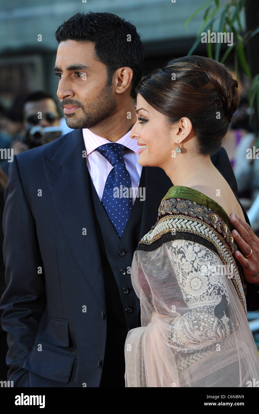 Aishwarya Rai Bachchan, Abhishek Bachchan Raavan - UK Filmpremiere bei der BFI Southbank statt-Ankünfte. London, England- Stockfoto