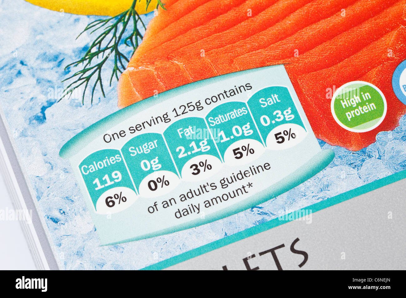 Paket von gefrorenen wilden Lachsfilets mit Nährwertangaben Etiketten zeigen typische Speisen Inhaltswerte % GDA Stockfoto