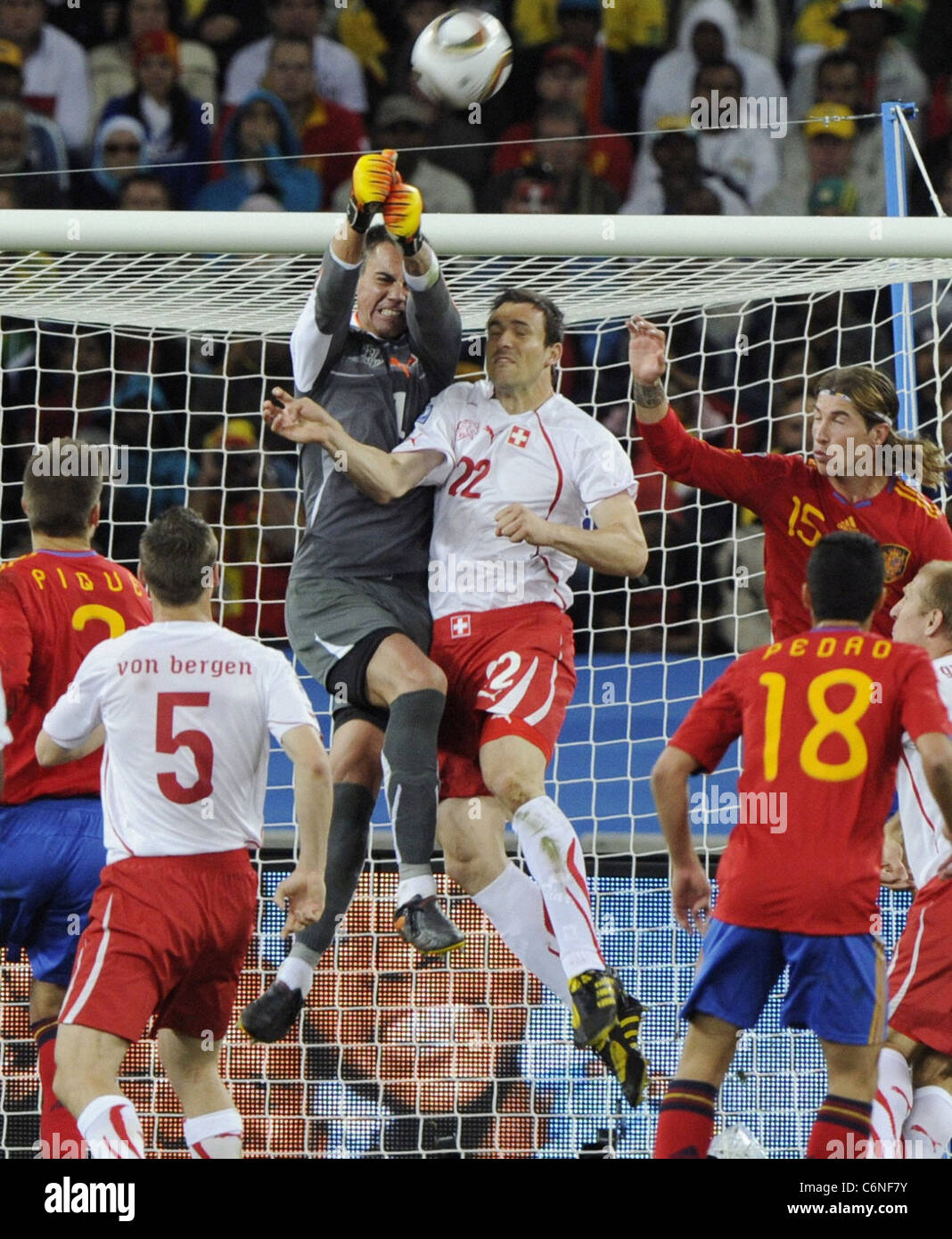Schweiz-Torwart Diego Benaglio (C) schlägt den Ball Weg in der zweiten  Hälfte des World Cup gegen Spanien am Spiel Stockfotografie - Alamy