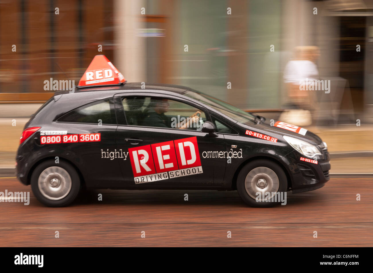 Ein Lernender Fahrer fährt durch die Stadt und zeigt bewusste Bewegung in Norwich, Norfolk, England, Großbritannien, Uk verwischen Stockfoto