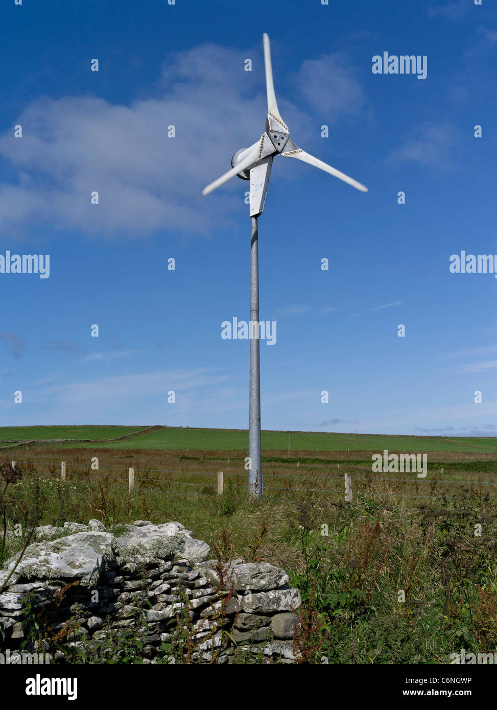 dh PAPA WESTRAY ORKNEY Schottland kleine heimische Windkraftanlage grüne Alternative für windkraft in großbritannien Stockfoto