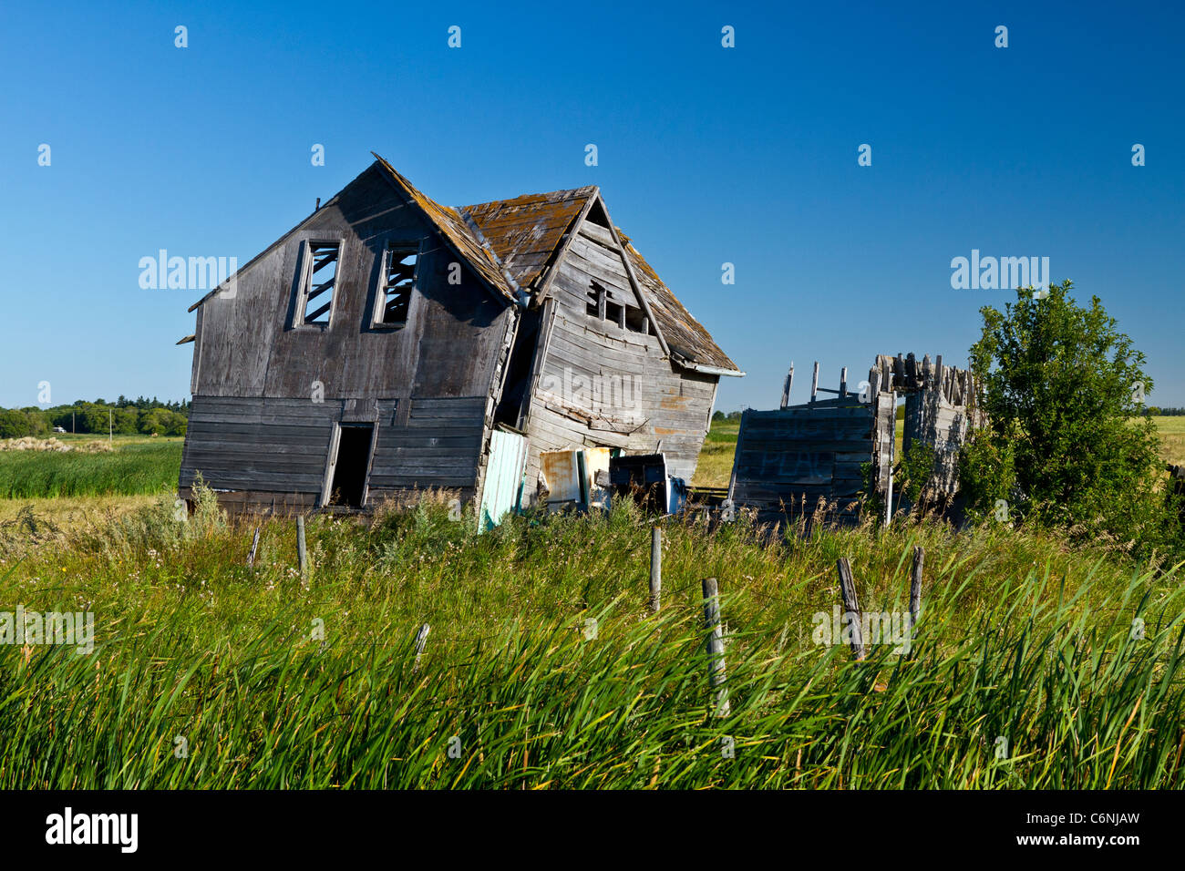 Ein altes Haus in einem schlechten Zustand im ländlichen Westen Manitoba, Kanada. Stockfoto
