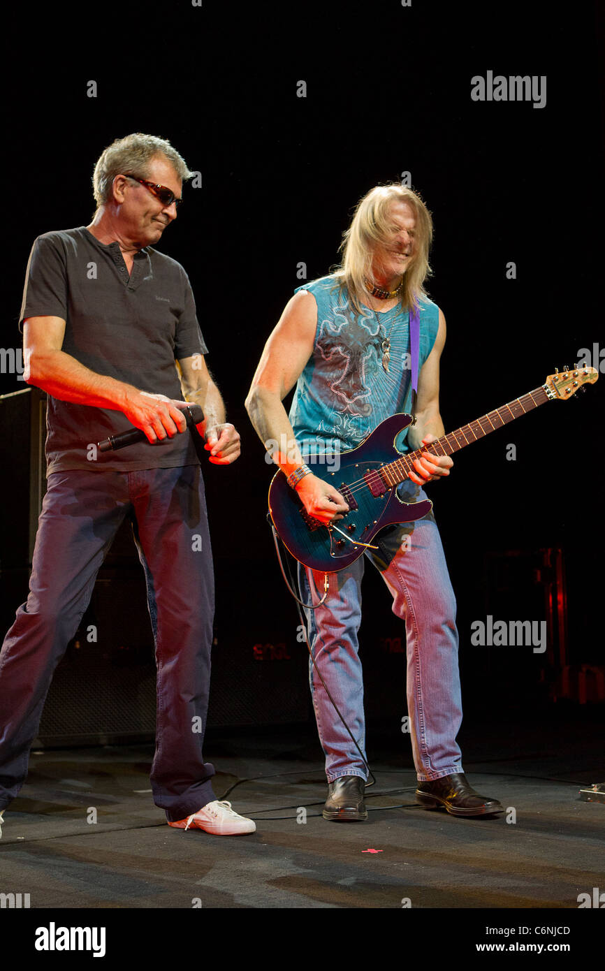Ian Gillan und Steven Morse von Deep Purple (rechts) von Deep Purple, die live am Coliseu Dos Recreios Lissabon, Portugal- Stockfoto