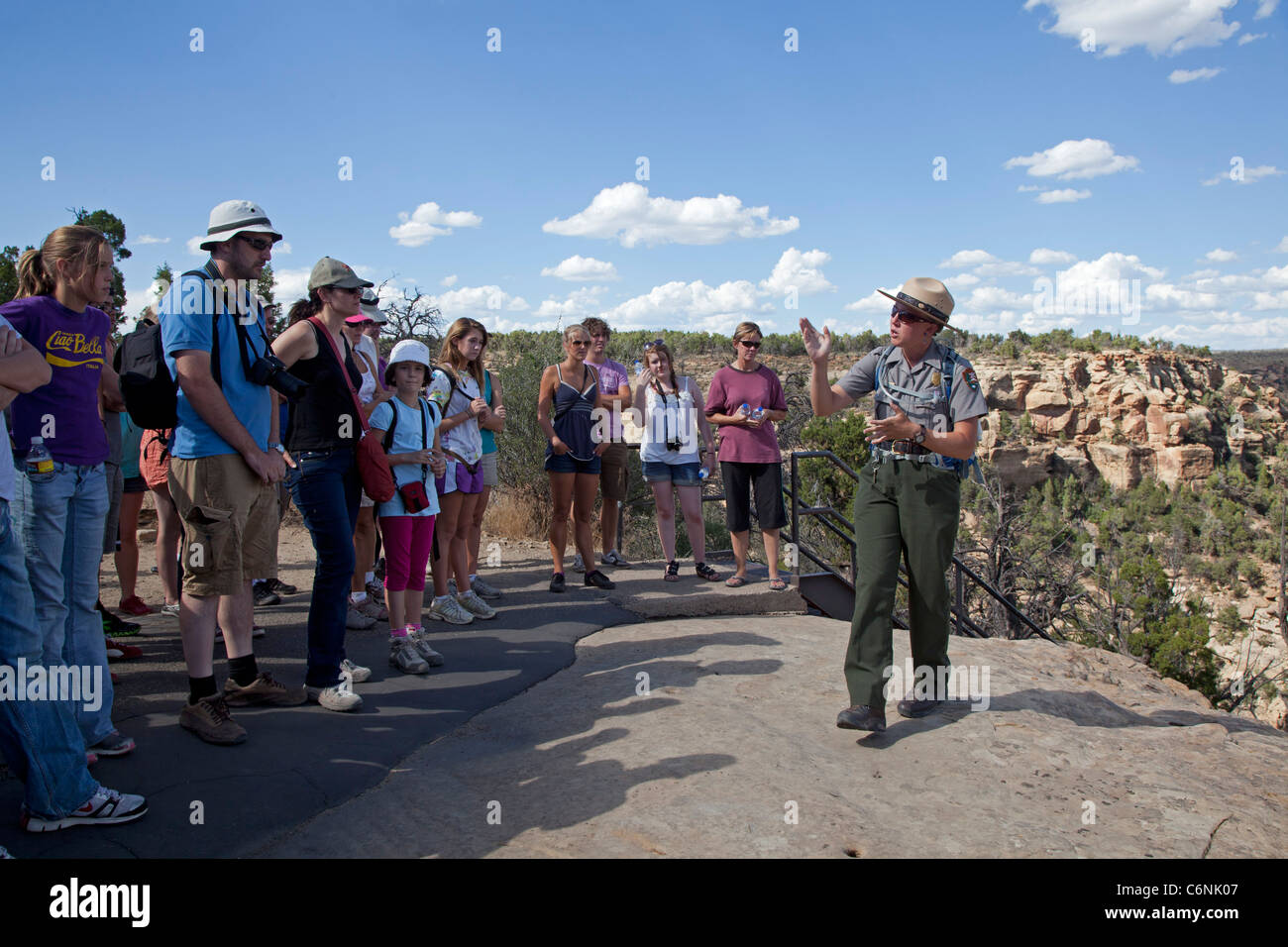 Ein Park Ranger Gespräche mit Besuchern auf einer Tour durch die Balcony House Cliff Behausung im Mesa Verde National Park Stockfoto