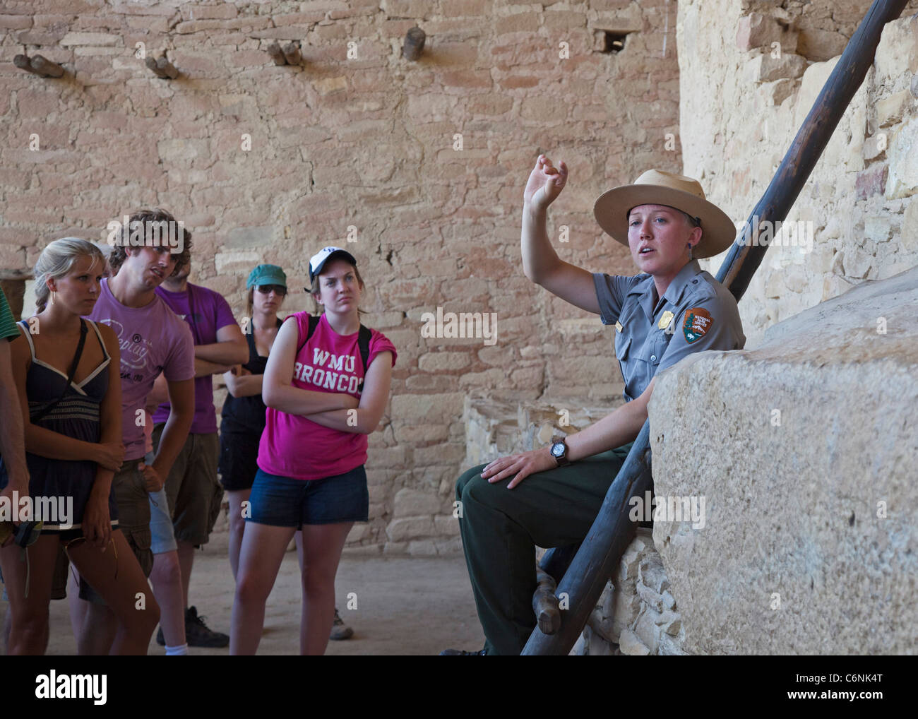 Ein Park Ranger Gespräche mit Besuchern auf einer Tour durch die Balcony House Cliff Behausung im Mesa Verde National Park Stockfoto