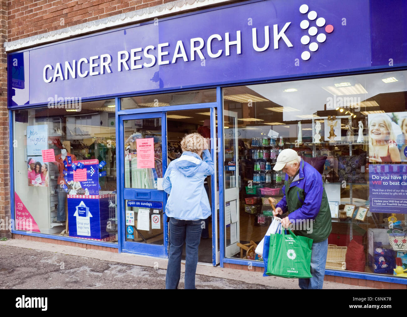 Cleveleys, Blackpool, Lancashire, England. Cancer Research UK Charity-Shop. Stockfoto