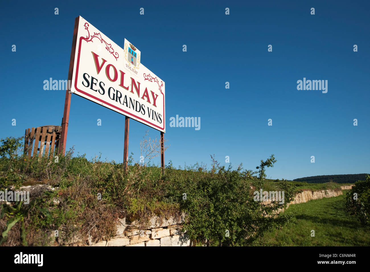 Schild am Ortseingang Volnay in Cote d ' or, Burgund, Frankreich Stockfoto