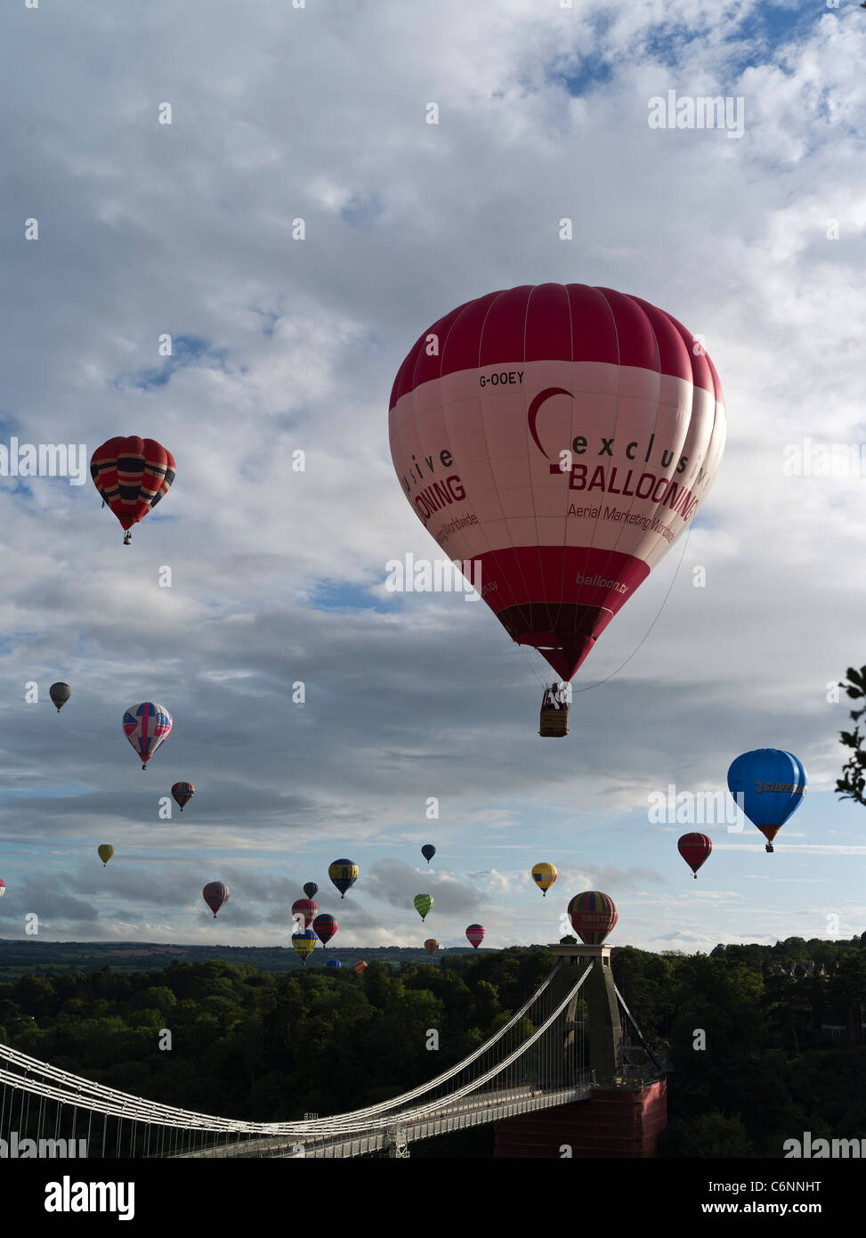 dh Bristol Balloon Fiesta CLIFTON BRIDGE BRISTOL ENGLAND Balloon Festival Heißluftballons fliegen über Hängebrücken Ballonfahren in großbritannien Stockfoto