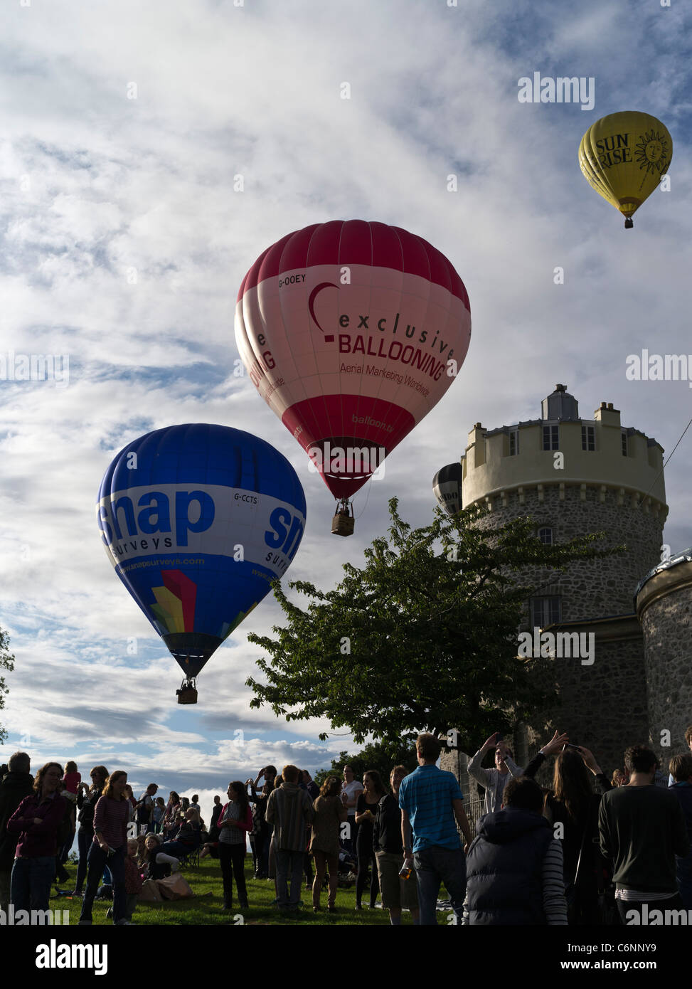 dh Bristol Balloon Fiesta CLIFTON BRISTOL Clifton Menschenmassen beobachten internationales Festival Heißluftballonfahrten in großbritannien in england Menschenmassen fliegen Ballons Stockfoto