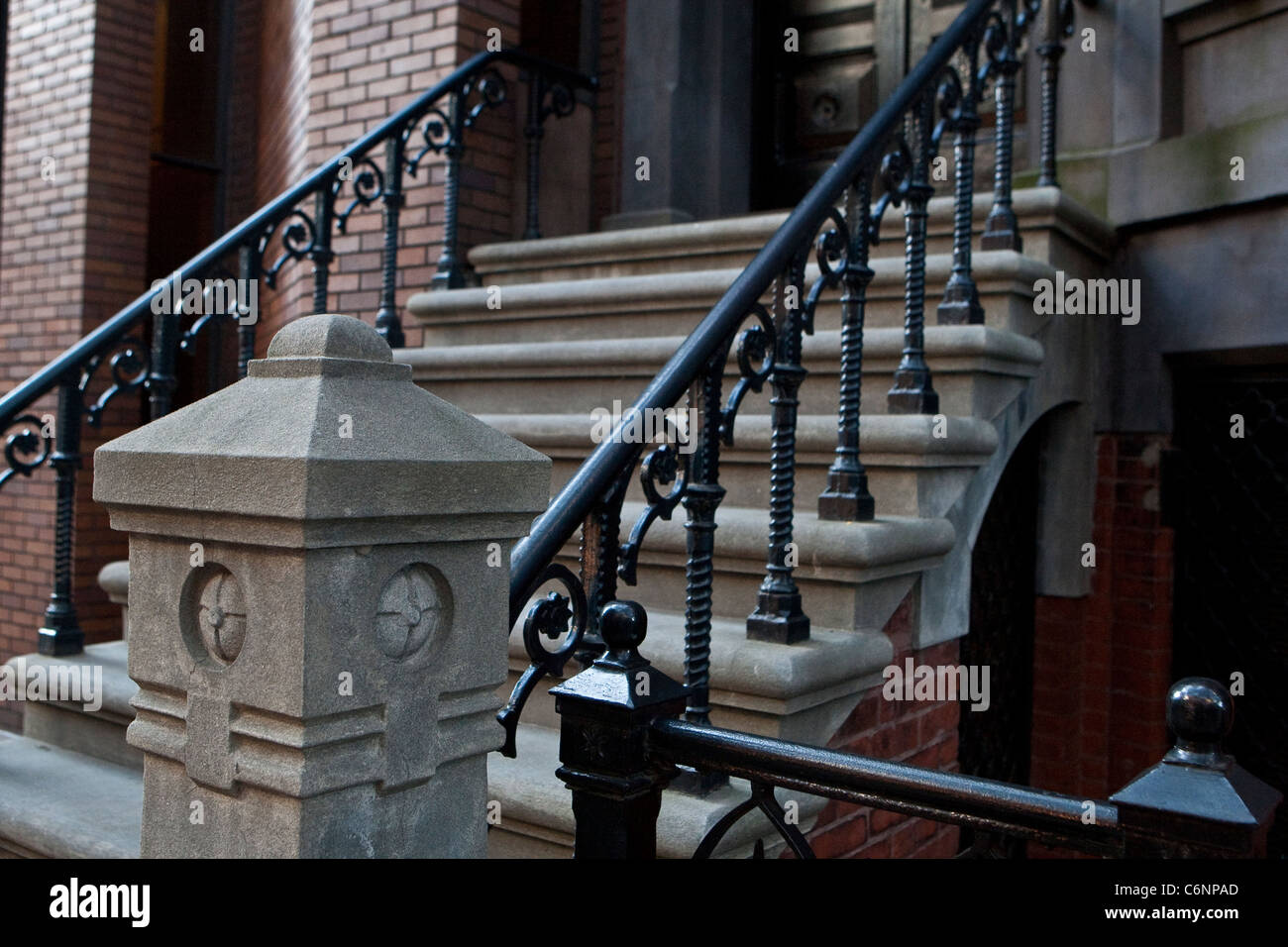 Gusseiserne Geländer ist auf einem Brooklyn Heights im New Yorker Stadtteil Brooklyn Gebäude abgebildet Stockfoto