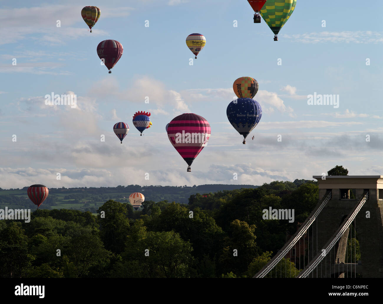 dh Bristol Balloon Fiesta CLIFTON BRISTOL Balloon Festival Heißluftballons fliegen über Clifton Suspension bridge uk Stockfoto