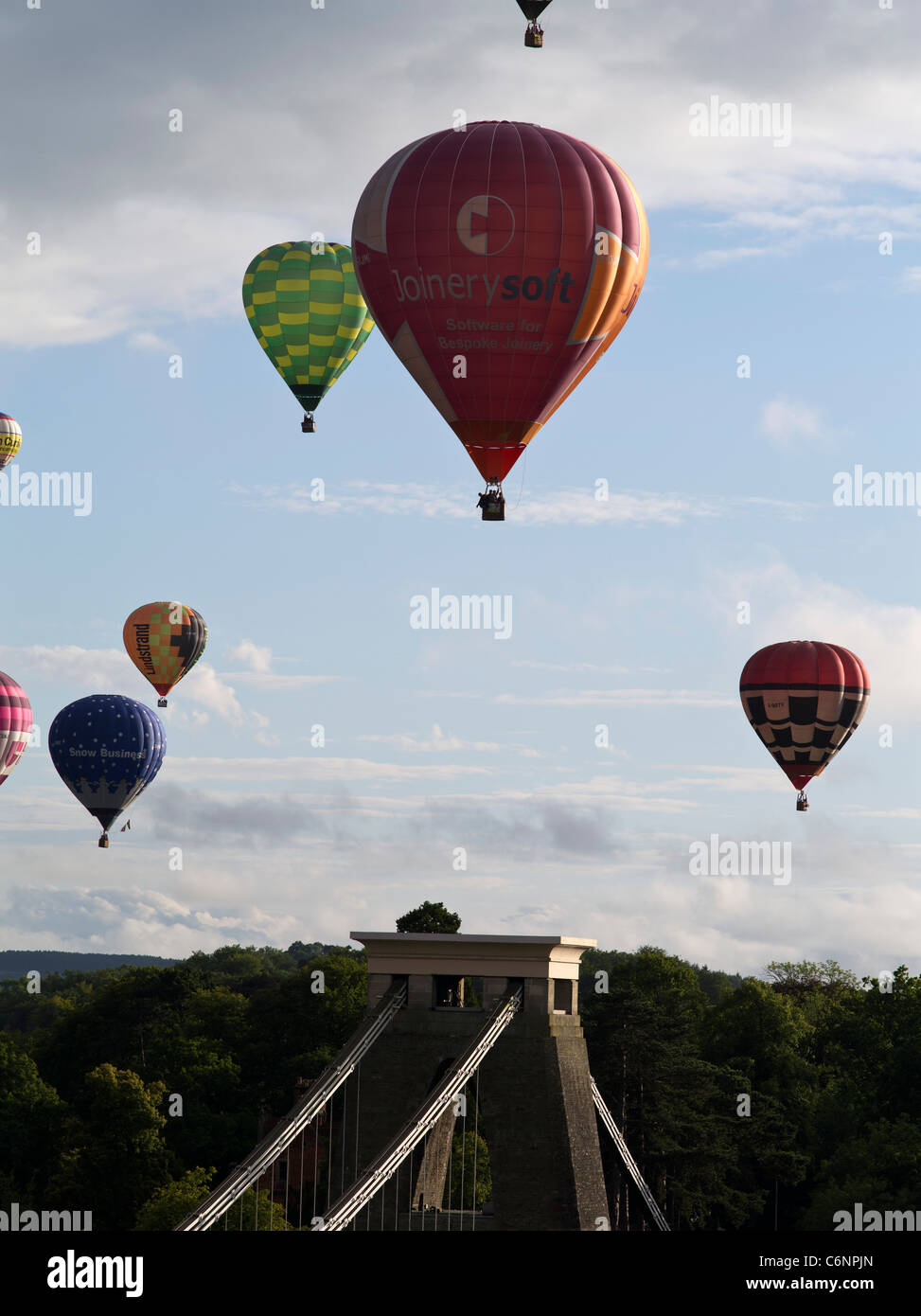 dh Bristol Balloon Fiesta CLIFTON BRISTOL ENGLAND Festival heiße Luft Luftballons fliegen über Clifton Hängebrücke in SKY uk Stockfoto