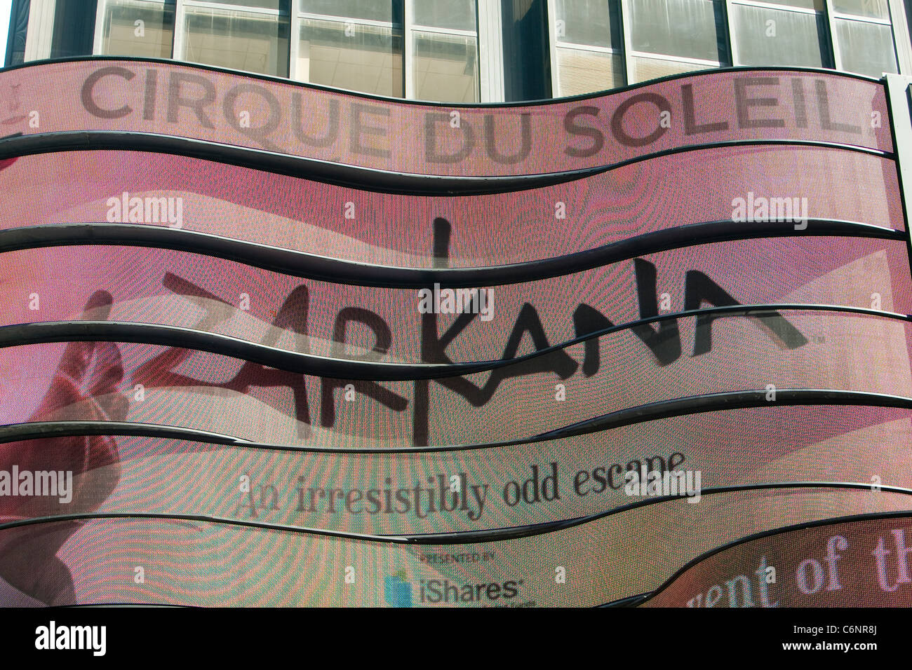 Abgebildet ist eine LED-Screen-Werbung für die Cirque du Soleil Zarkana Show am Times Square in New York City Stockfoto