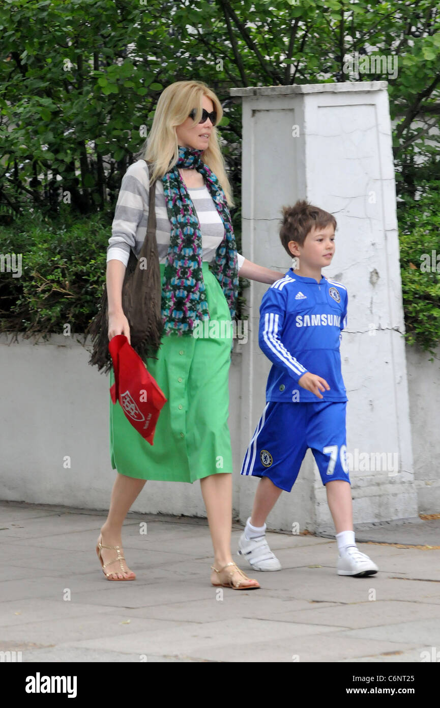 Claudia Schiffer zu Fuß ihr Sohn Caspar School London, England - 07.07.10 Stockfoto