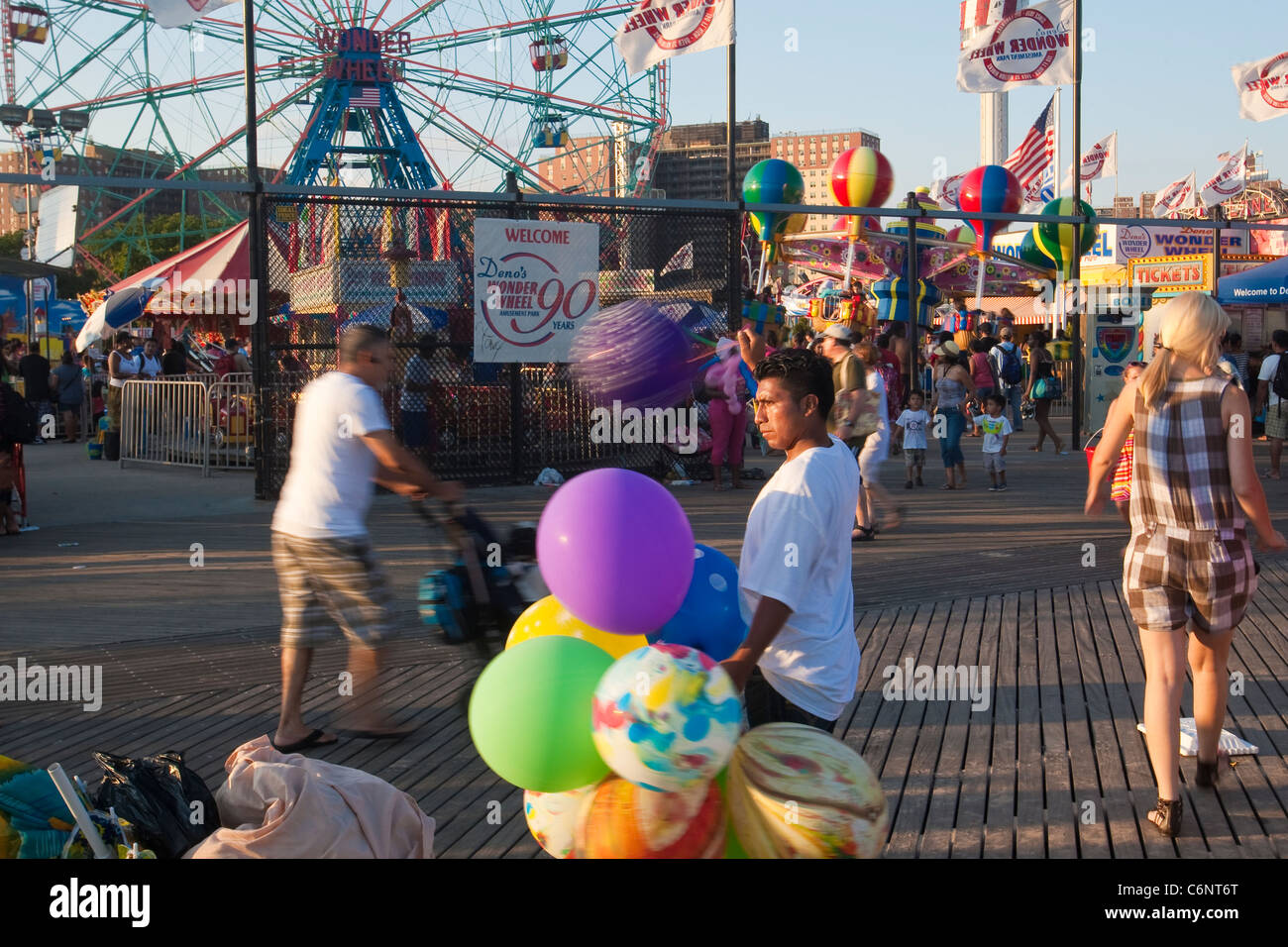 Ein Mann verkauft Luftballons vor Deno Wonder Wheel auf Coney Island Boardwalk im New Yorker Stadtbezirk Brooklyn Stockfoto