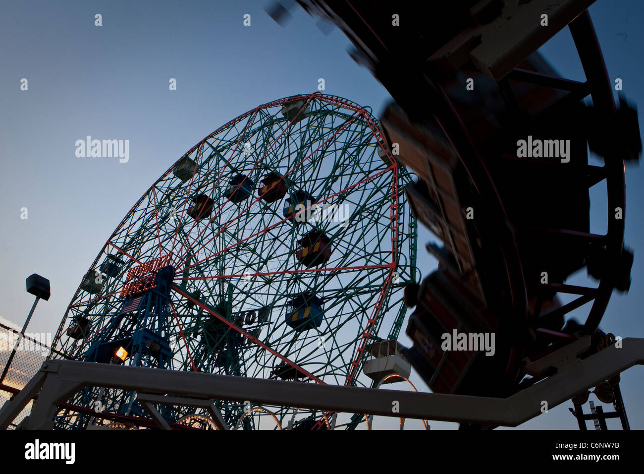 Deno es Wonder Wheel ist abgebildet in Deno Wonder Wheel Vergnügungspark auf Coney Island Stockfoto