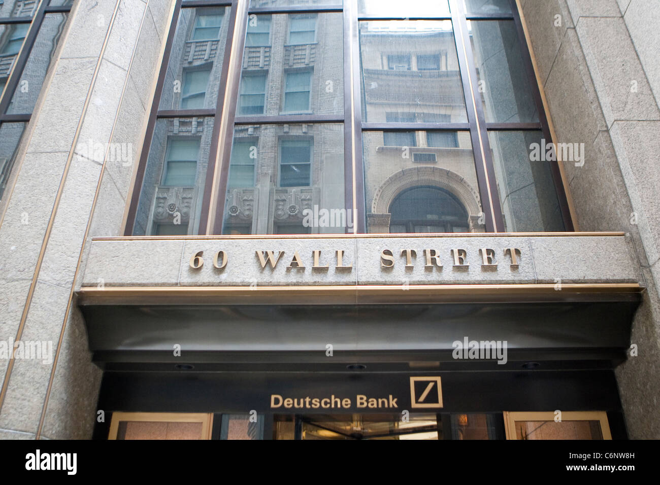 Niederlassung der Deutschen Bank ist bei 60 Wall Street im Bankenviertel von New Yorker Stadtteil Manhattan abgebildet. Stockfoto