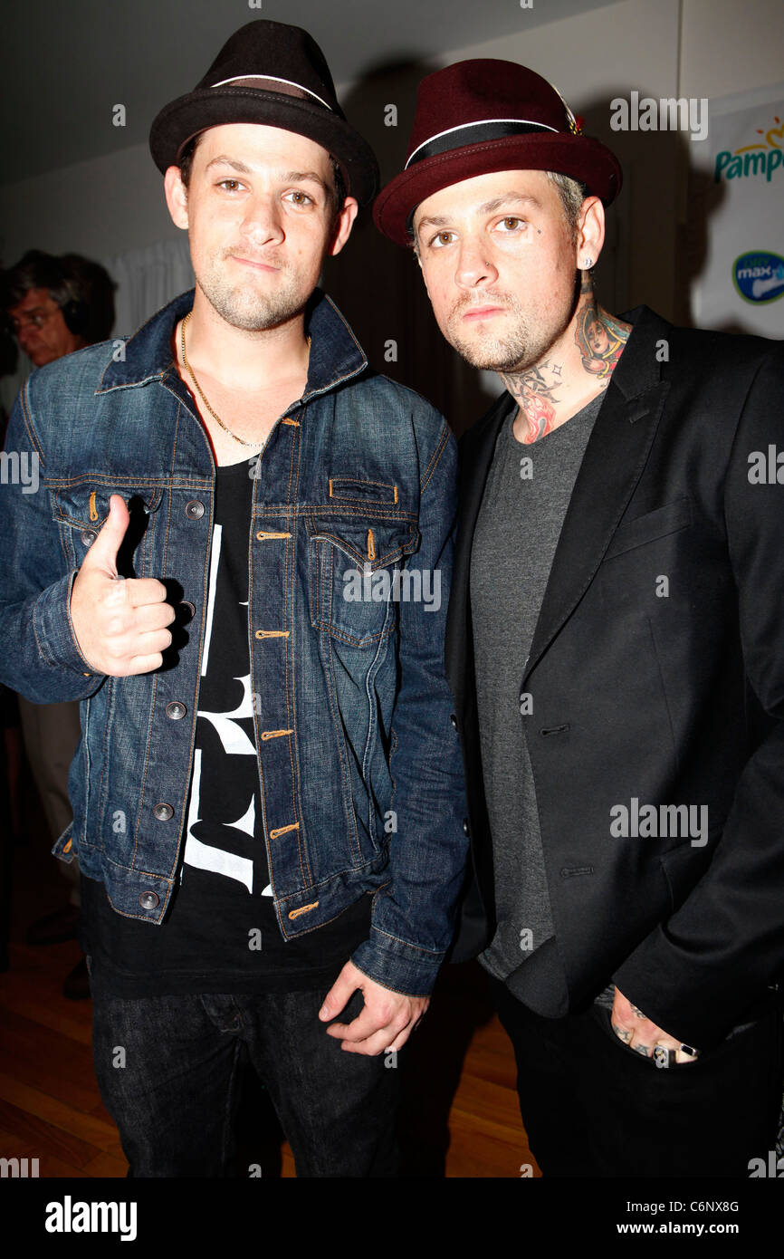 Joel Madden Und Bruder Benji Madden Von Good Charlotte Verwohnt Daddy Play Date Fathers Day Feier Im Metropolitan Stockfotografie Alamy