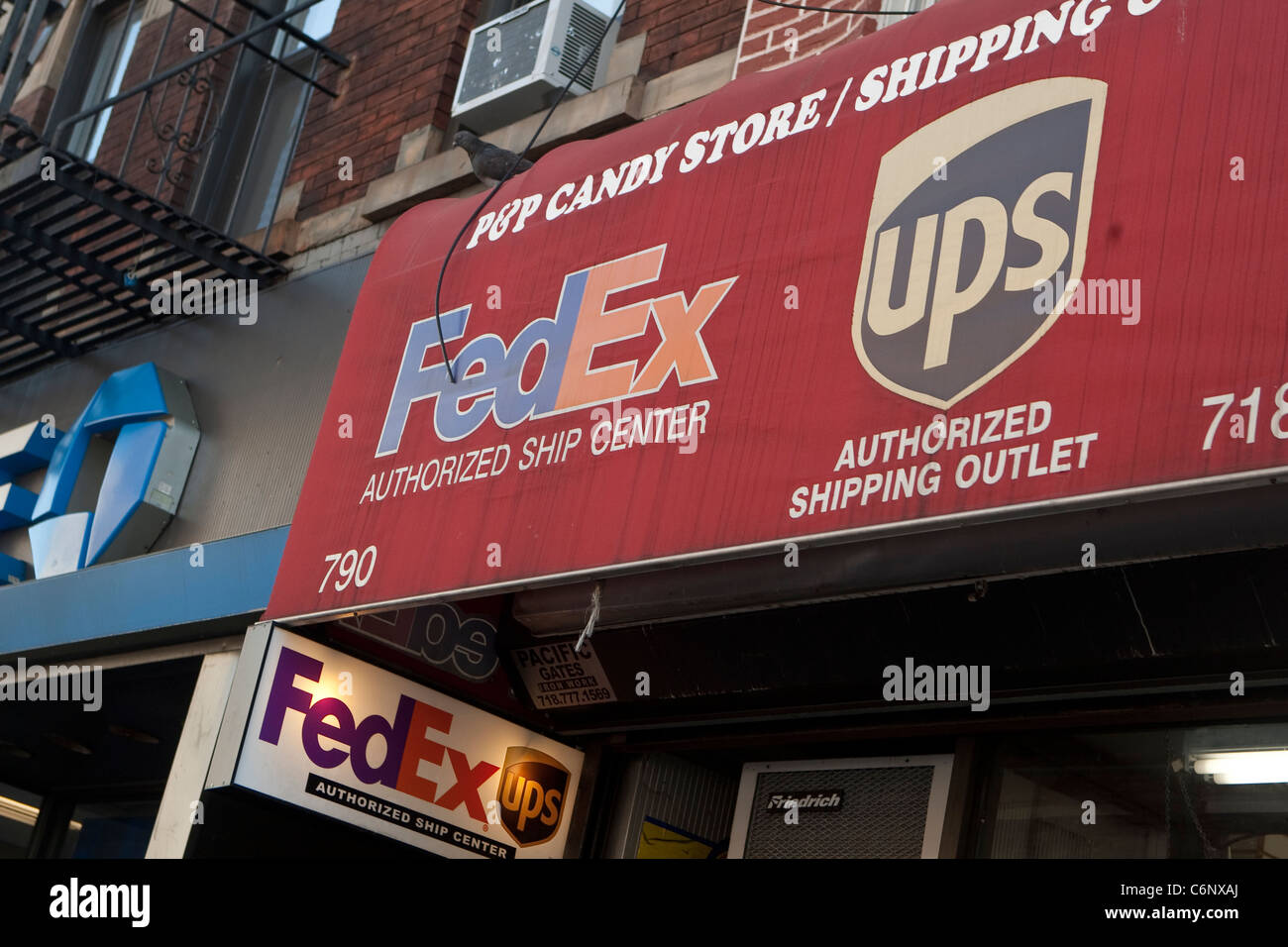 FedEx und UPS-Logo abgebildet ist ein Store in New York City, New York Montag, 1. August 2011. Stockfoto