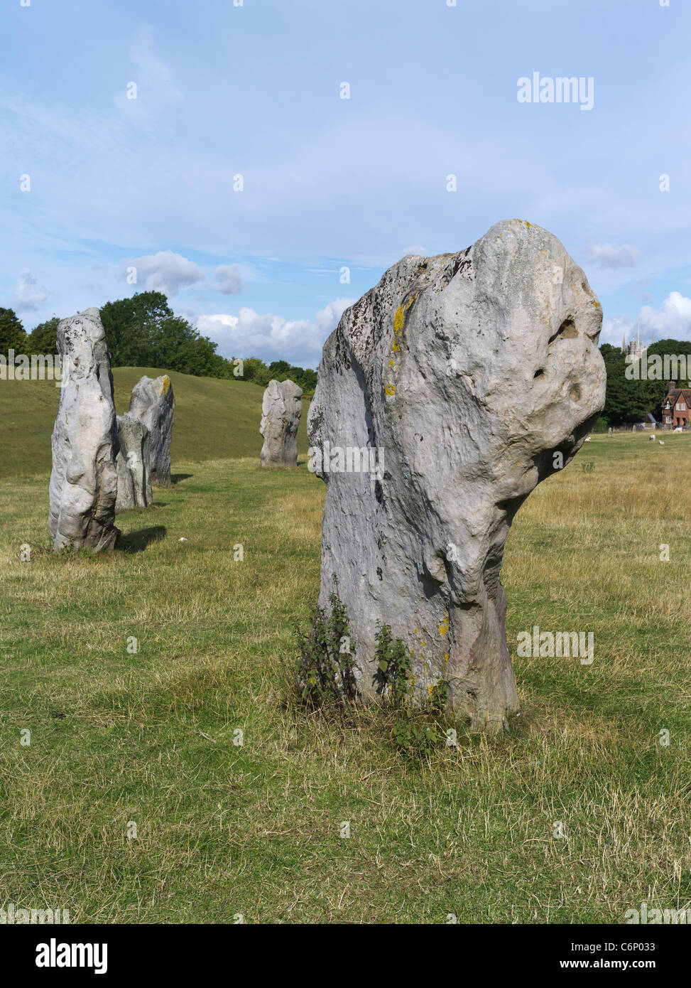 dh Megalithische stehende Steine AVEBURY STEINKREIS WILTSHIRE ENGLAND Großbritannien Bronzezeit neolithische Stätten uk alten Henge Denkmal Stockfoto