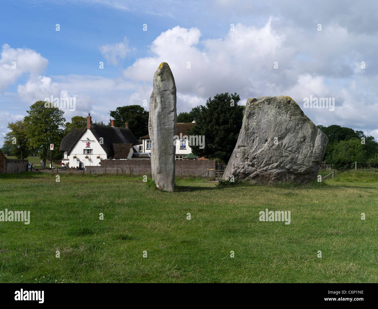 dh Stone Circle AVEBURY WILTSHIRE Neolithische stehende Steine und Dorf öffentlichen Haus Bronzezeit Großbritannien Red Lion Inn uk england Website Stockfoto