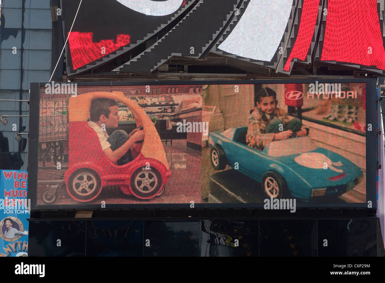 Eine Hyundai LED-Screen-Werbung ist am Times Square in New Yorker Stadtteil Manhattan abgebildet. Stockfoto