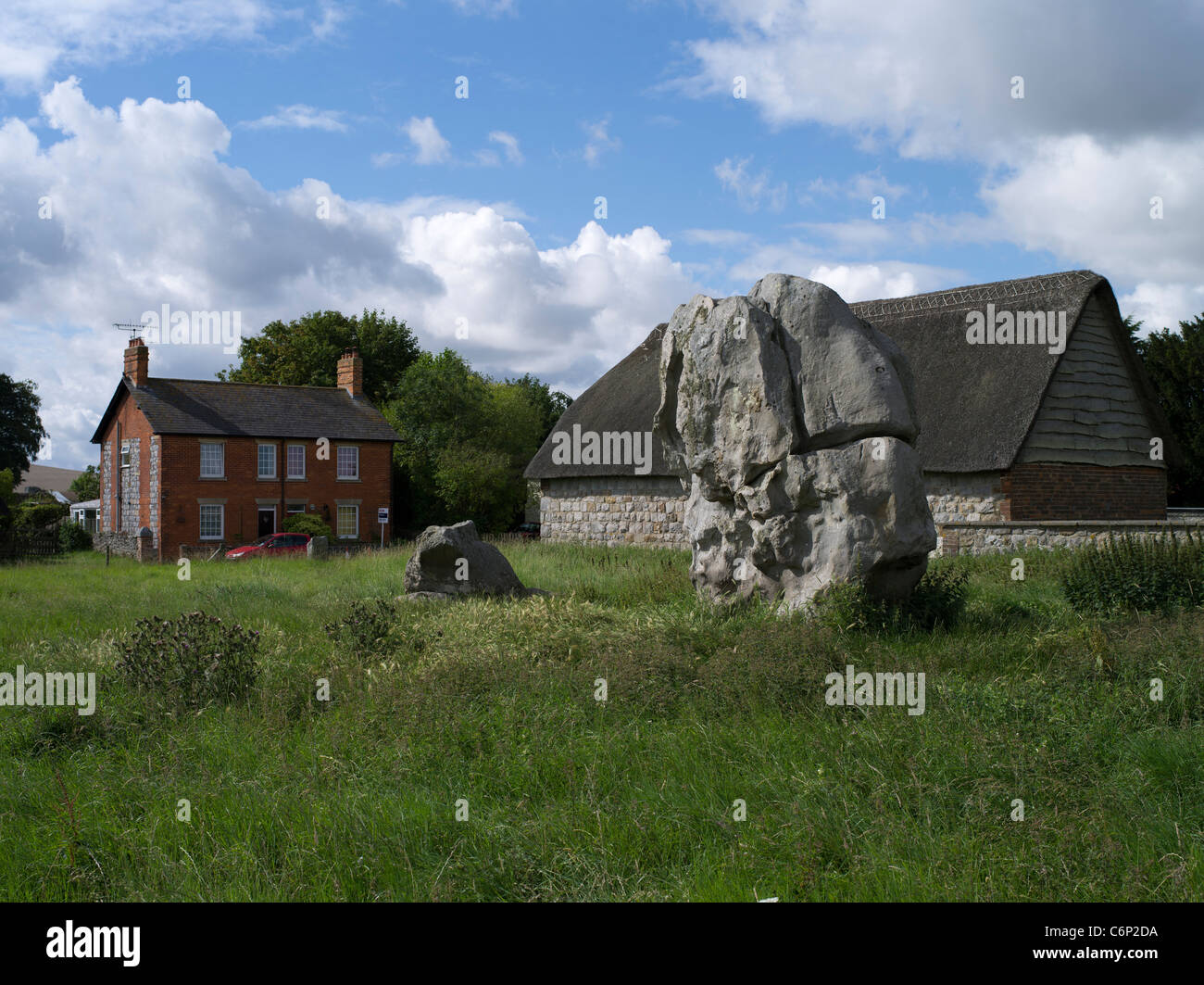 dh Avebury Stone Circle AVEBURY WILTSHIRE Prähistorischer, einzeln stehender Stein Dorfhaus Scheune unesco-Weltkulturerbe Stätten neolithische Stätte großbritannien Stockfoto