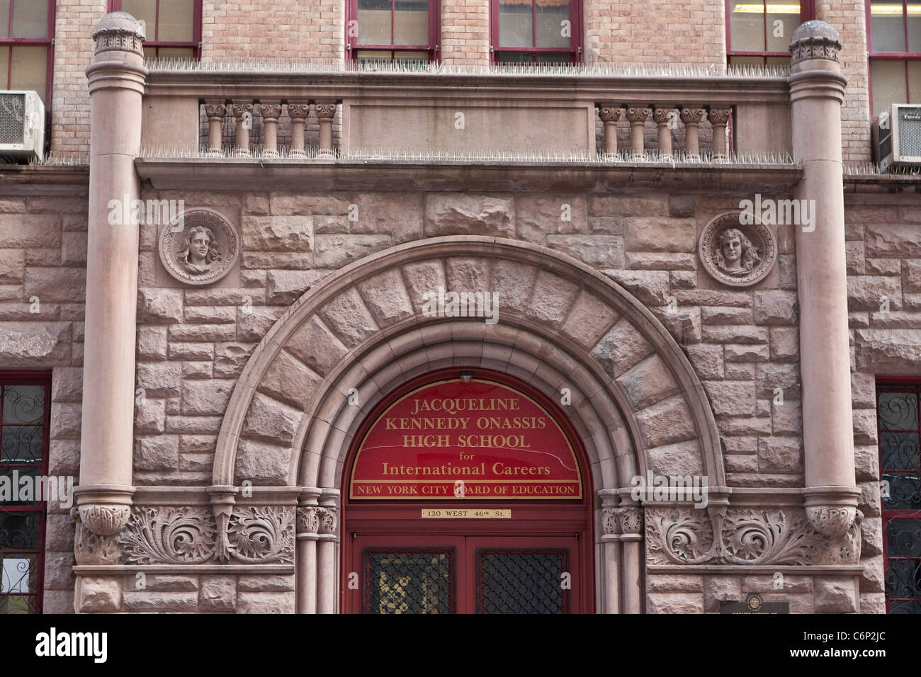 Jacqueline Kennedy Onassis High School ist im New Yorker Stadtteil Manhattan, NY, Dienstag, 2. August 2011 abgebildet. Stockfoto