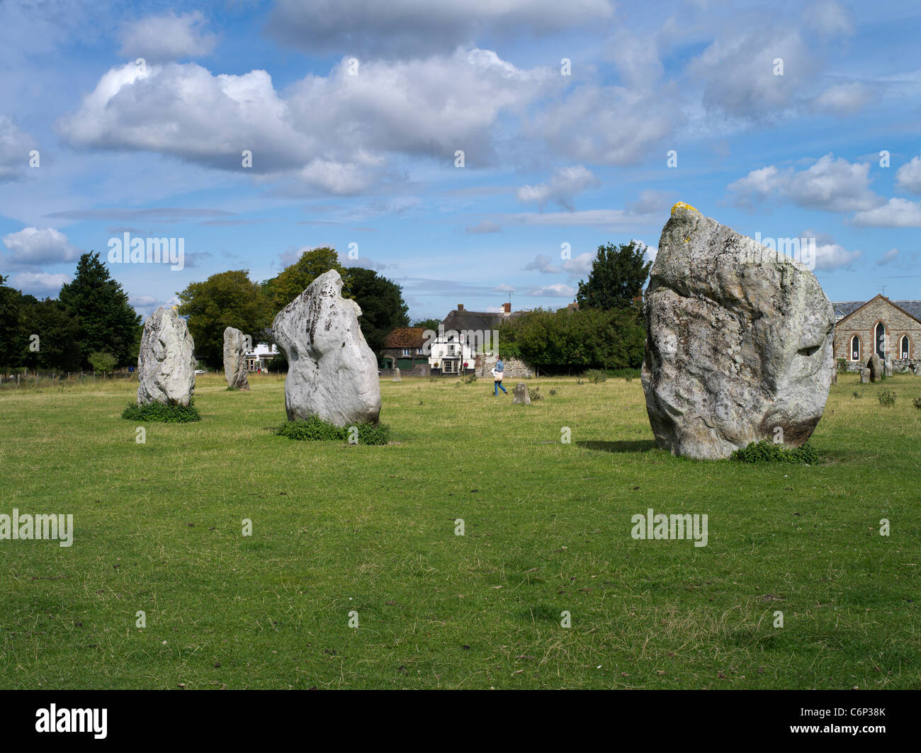 dh Stone Circle AVEBURY WILTSHIRE Tourist Walking neolithische stehende Steine im antiken Bronzezeitalter großbritannien unesco-Welterbestätten Henge-Stätte Stockfoto