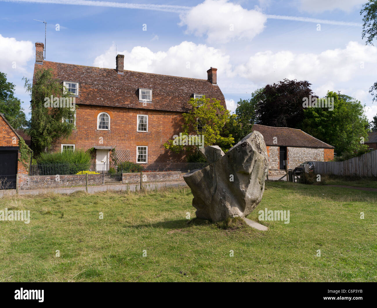 dh Avebury Stone Circle AVEBURY WILTSHIRE einzelnes prähistorisches, neolithisches Zeitalter stehendes Steindorf Haus großbritannien Stockfoto