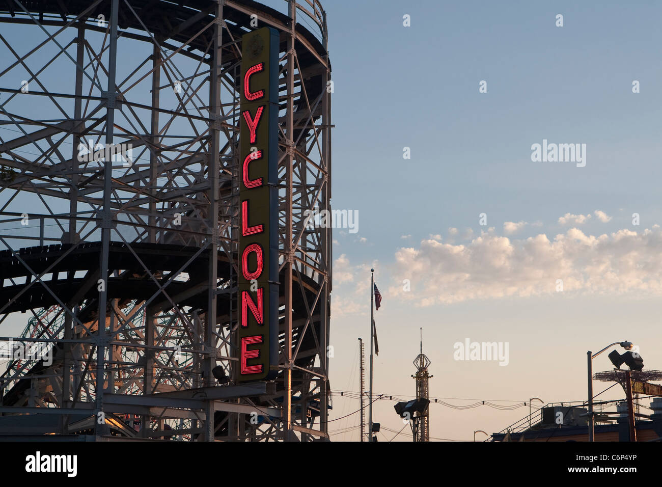 Den Sonnenuntergang auf Coney Island Cyclone Roller Coster auf Coney Island im New Yorker Stadtbezirk Brooklyn Stockfoto