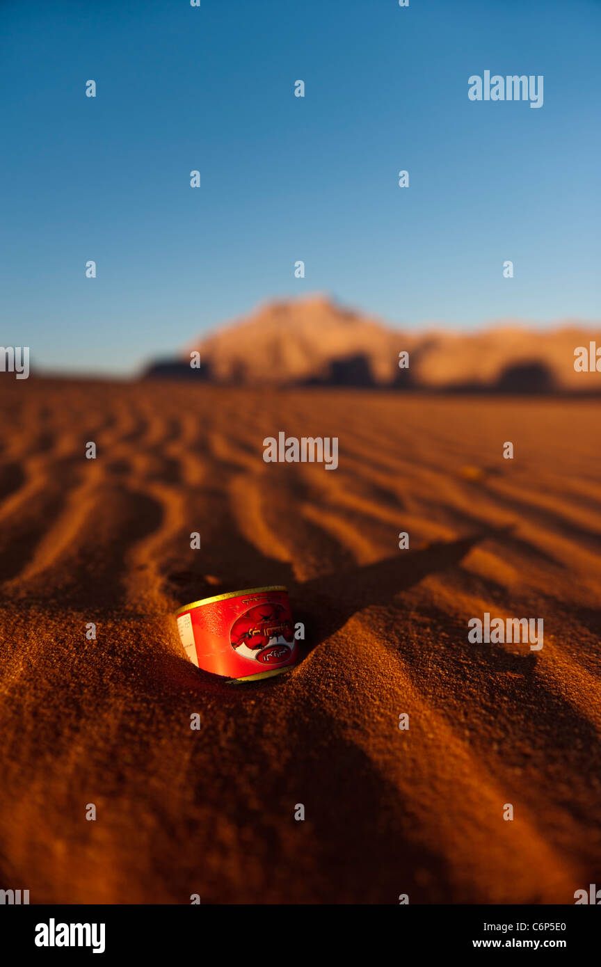 Eine weggeworfene Dose Tomaten, die in der Sanddüne zurückgelassen wurde. Wüste Wadi Rum. Jordanien Stockfoto