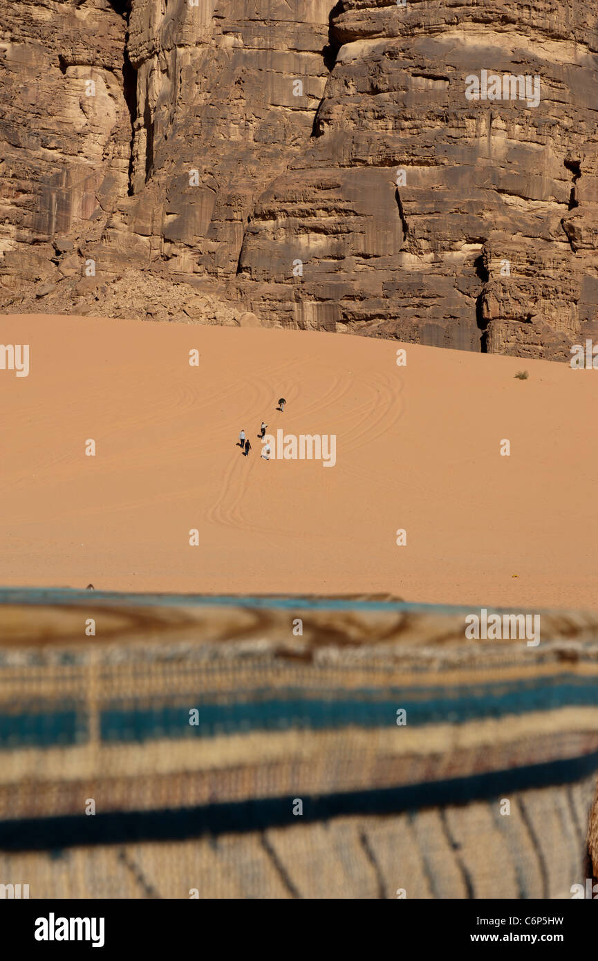 Touristen Klettern eine Sanddüne in der Wüste Wadi Rum. Jordanien Stockfoto