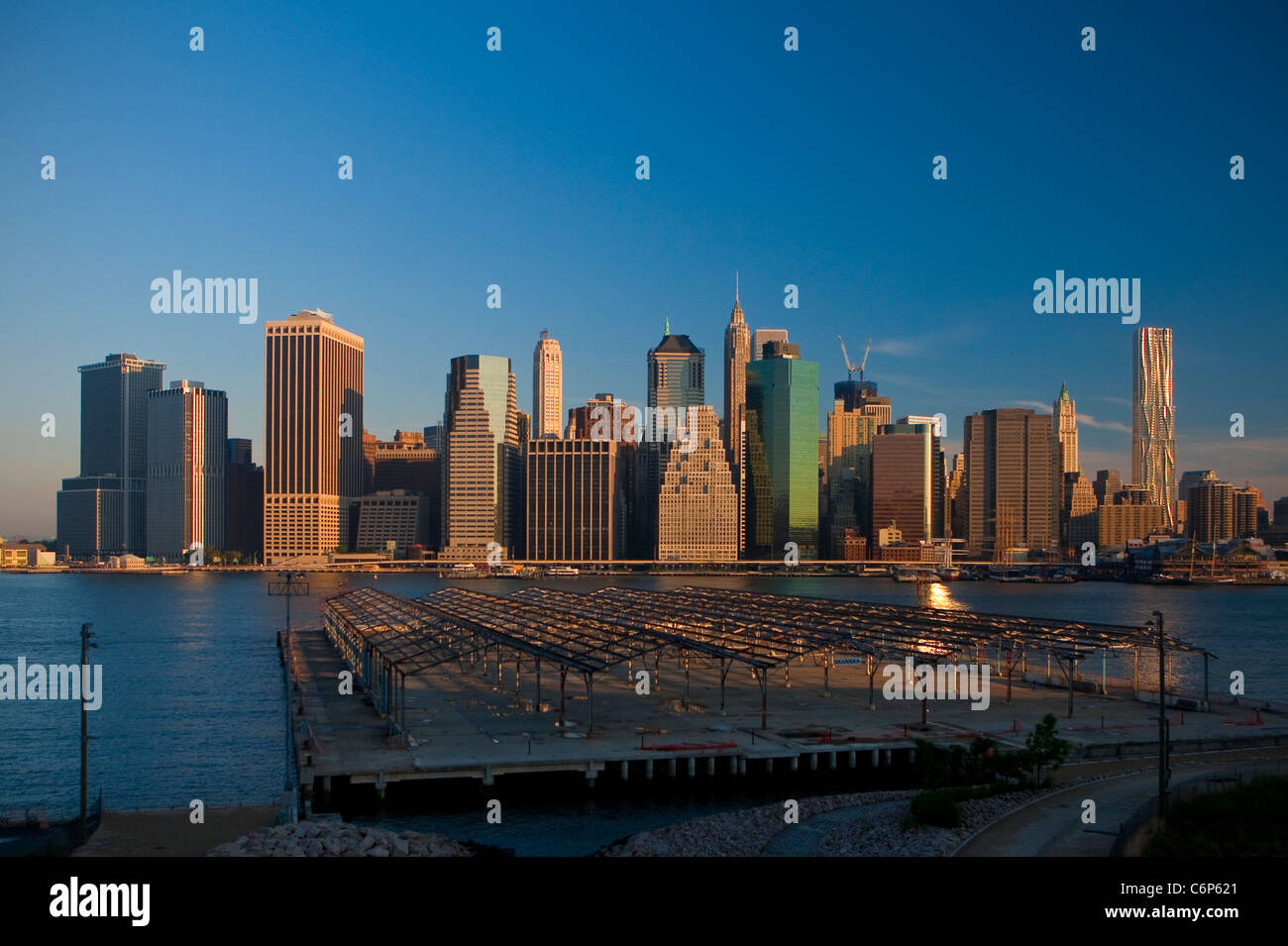 Die Sonne geht über der Insel Manhattan, New York, NY, Montag, 1. August 2011. Stockfoto