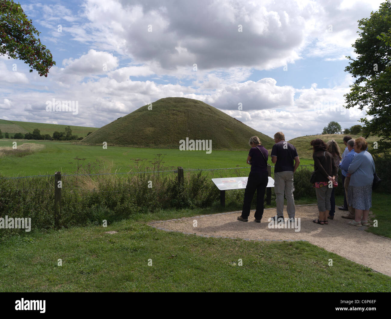 dh Silbury Hill WEST KENNET WILTSHIRE Tourist Lesung der neolithischen Hügel Display-Tafeln Touristen großbritannien Stockfoto