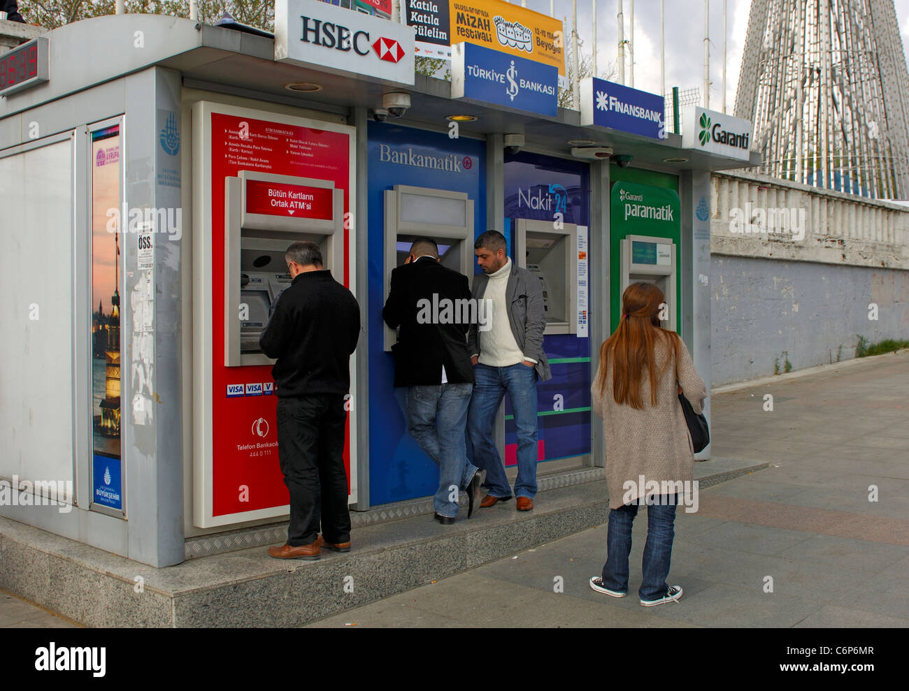 Kunden Bargeldbezug an Geldautomaten verschiedener Banken am Taksim-Platz, Istanbul, Türkei Stockfoto