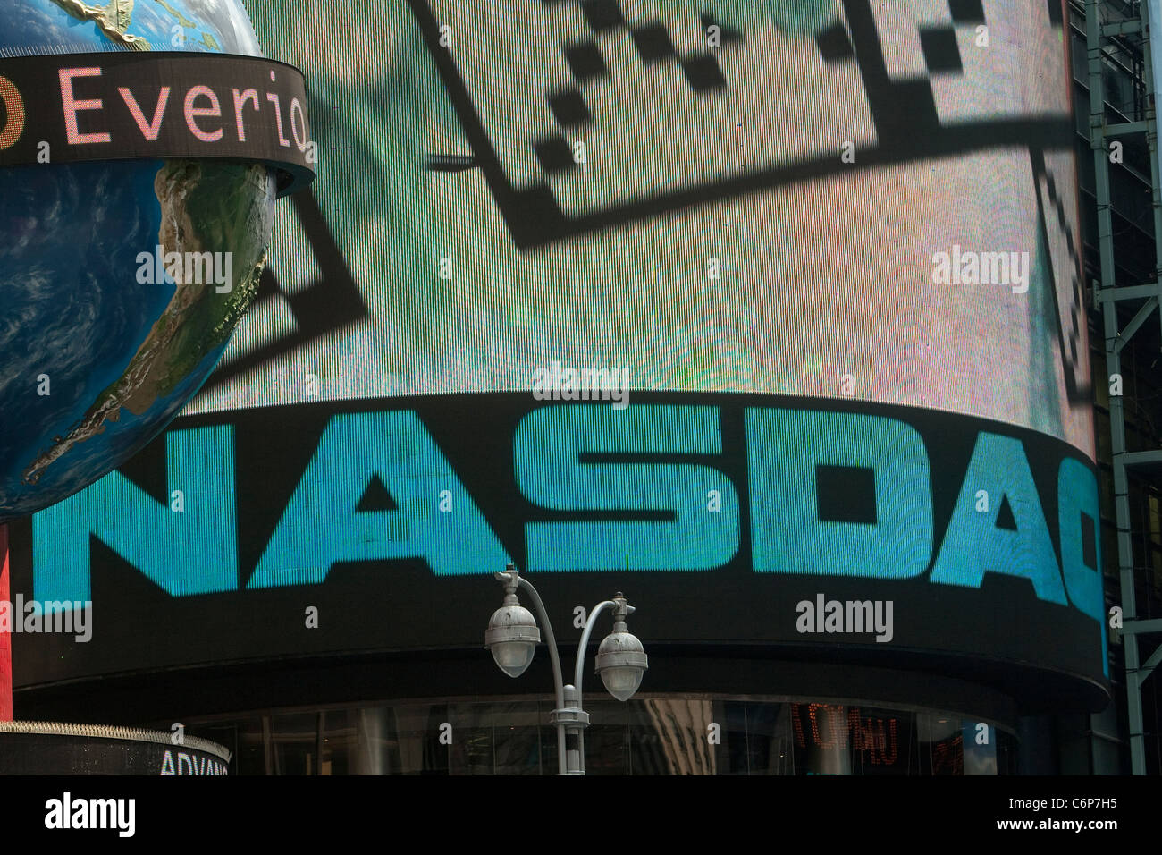 NASDAQ sieht auf dem Times Square in New Yorker Stadtteil Manhattan, NY, Dienstag, 2. August 2011. Stockfoto