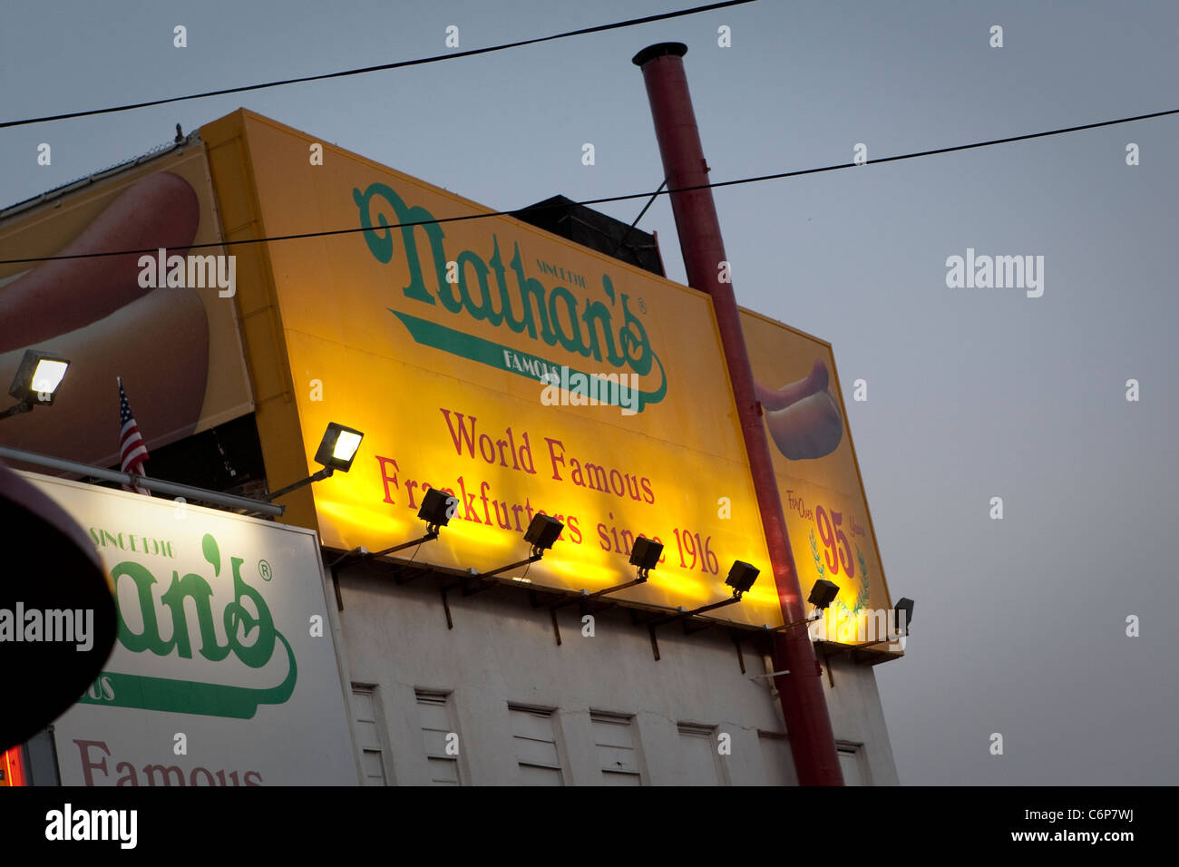 Das Original steht Nathans berühmtes Restaurant ist auf Coney Island im New Yorker Stadtbezirk Brooklyn abgebildet. Stockfoto