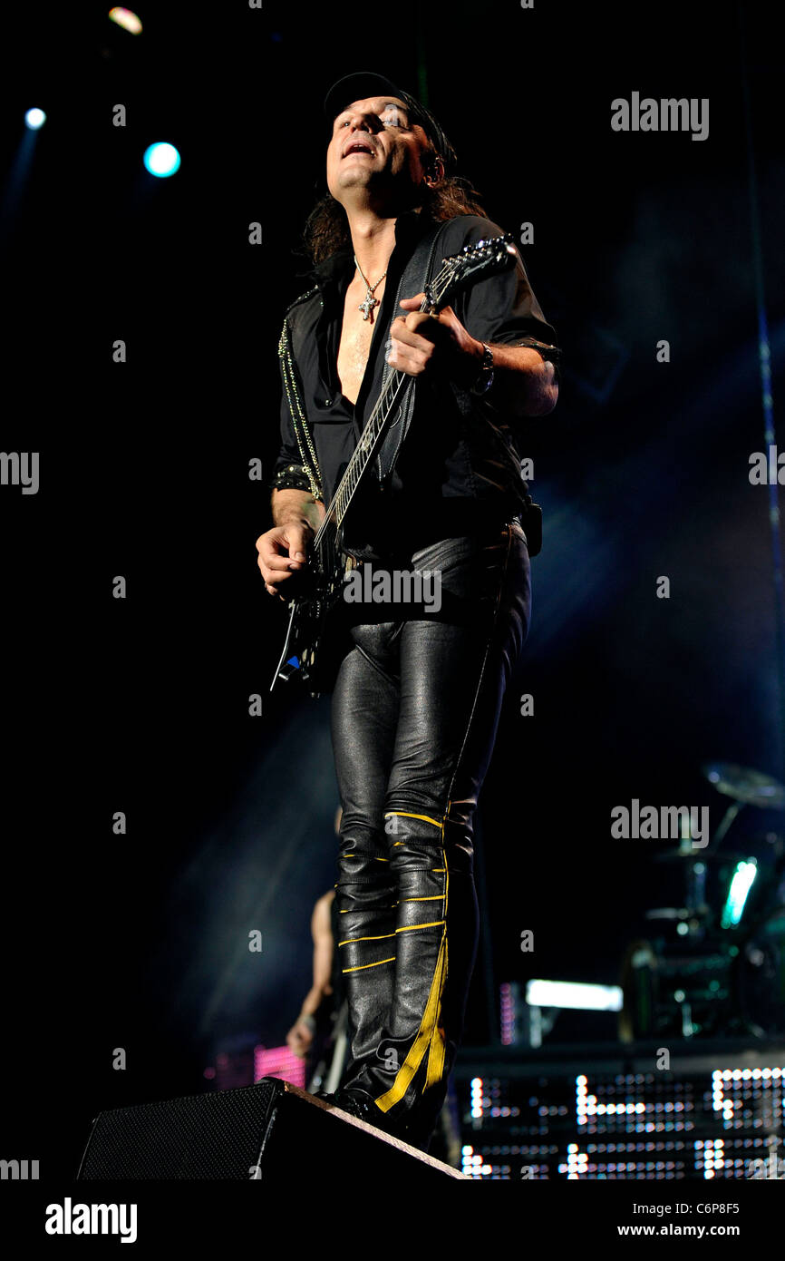 Matthias Jabs Scorpions im Molson Canadian Amphitheater während ihrer Welttournee "Erhalten Sie Ihre Sting und Blackout" durchführen. Stockfoto