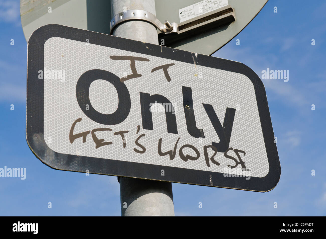 Straßenschild mit Graffiti Spruch "Es wird nur schlimmer" Stockfoto
