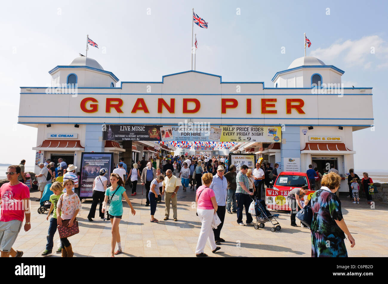 Menschen Fuß entlang der Grand Pier am Weston-Super-Mare Stockfoto