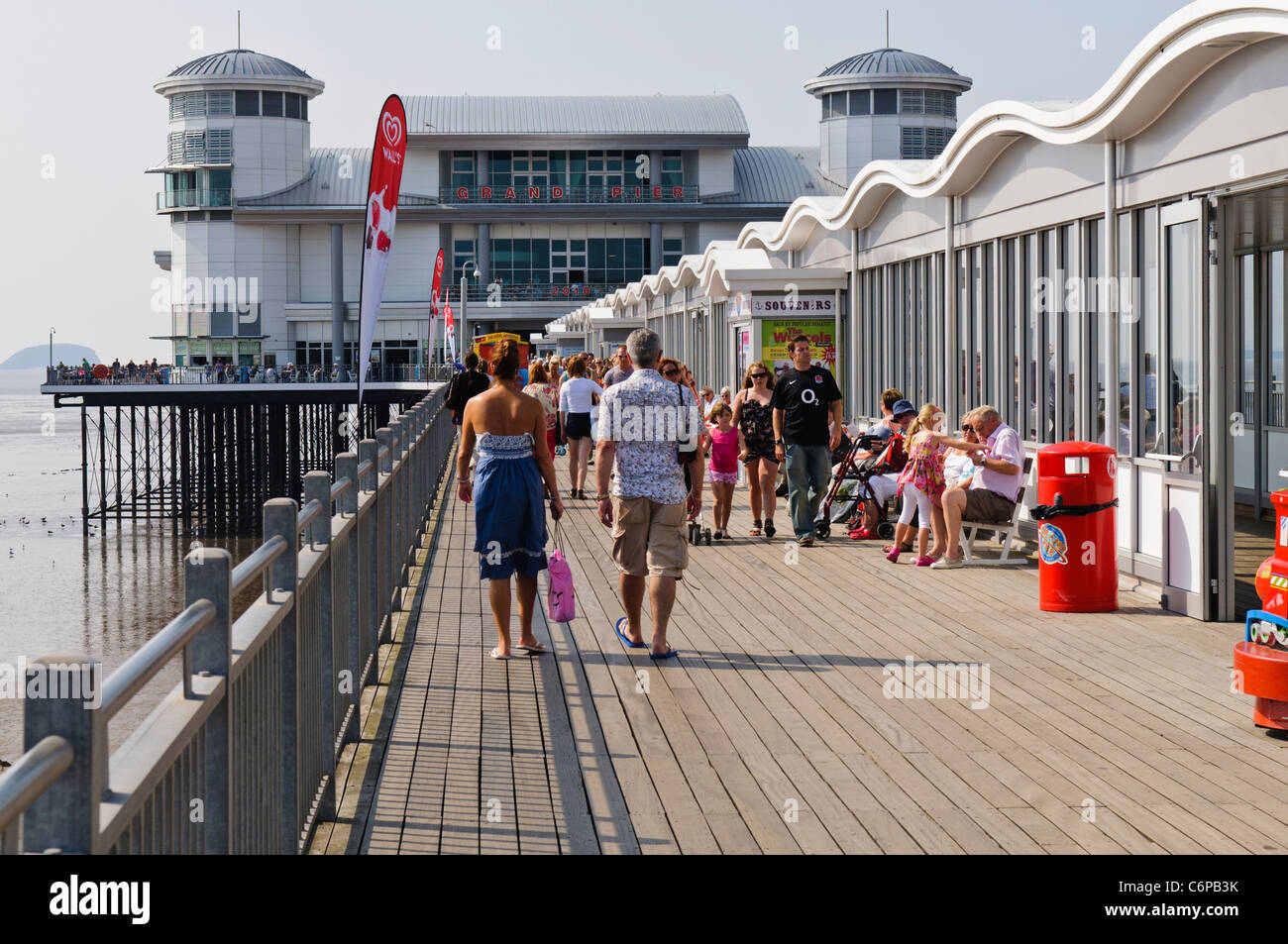 Menschen zu Fuß entlang der Grand Pier, Weston-Super-Mare Stockfoto