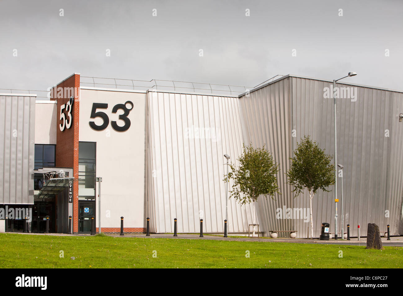 Ein Gebäudeteil des Campus der UCLAN in Preston, UK, die in Sonnenkollektoren auf dem Dach bedeckt ist. Stockfoto