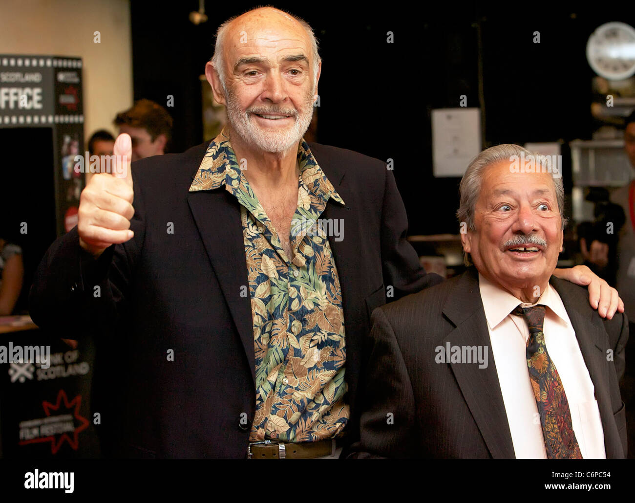 Sir Sean Connery und Saeed Jaffrey EIFF 2010 - "Der Mann, der wäre König" Gala Screening am Festival Theatre - Ankünfte Stockfoto
