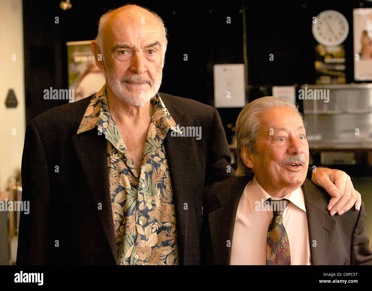 Sir Sean Connery und Saeed Jaffrey EIFF 2010 - "Der Mann, der wäre König" Gala Screening am Festival Theatre - Ankünfte Stockfoto