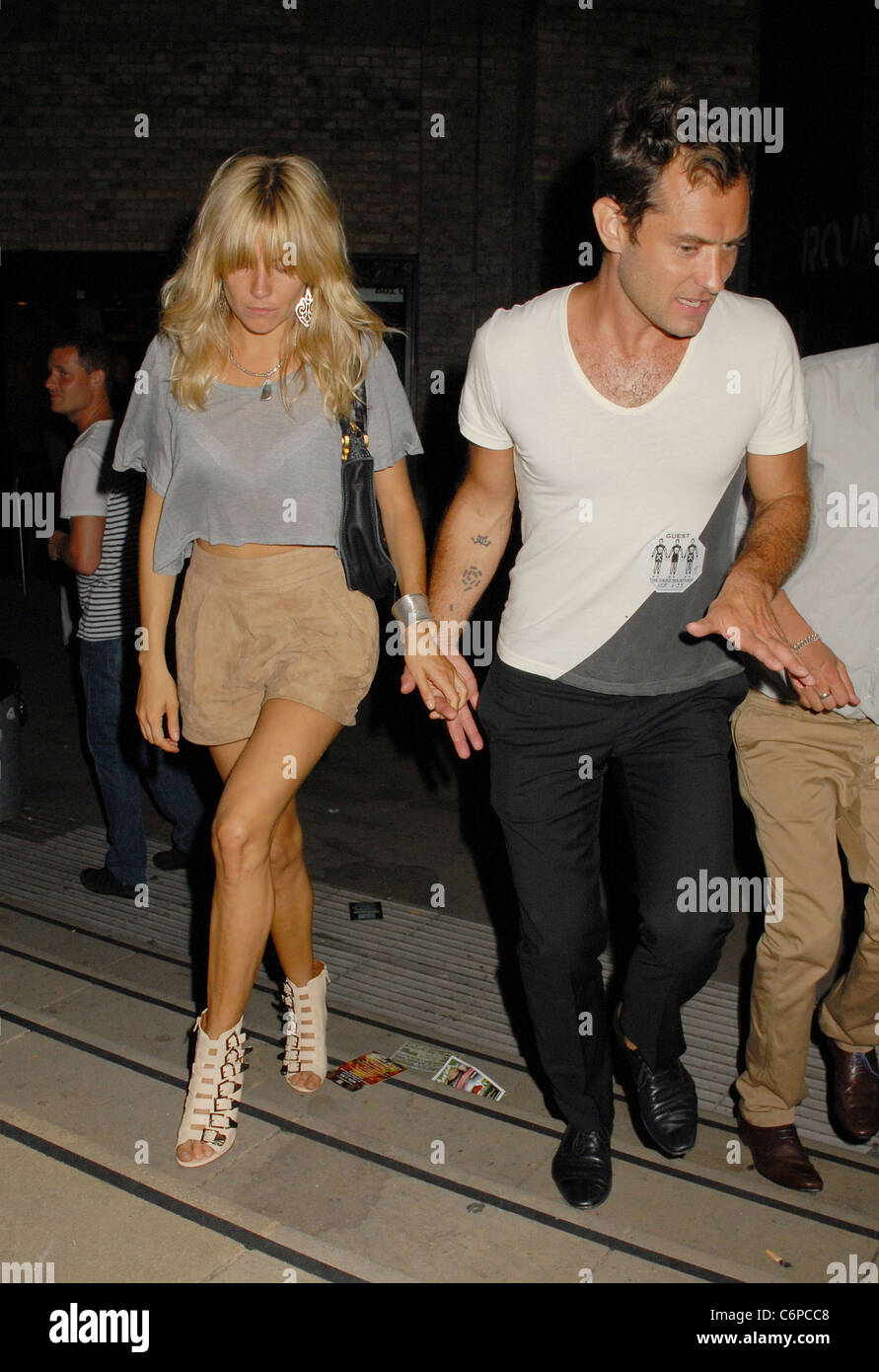 Sienna Miller und Jude Law verlassen die Camden Roundhouse nachdem gerade "The Dead Weather" Peforming Leben London, England - Stockfoto