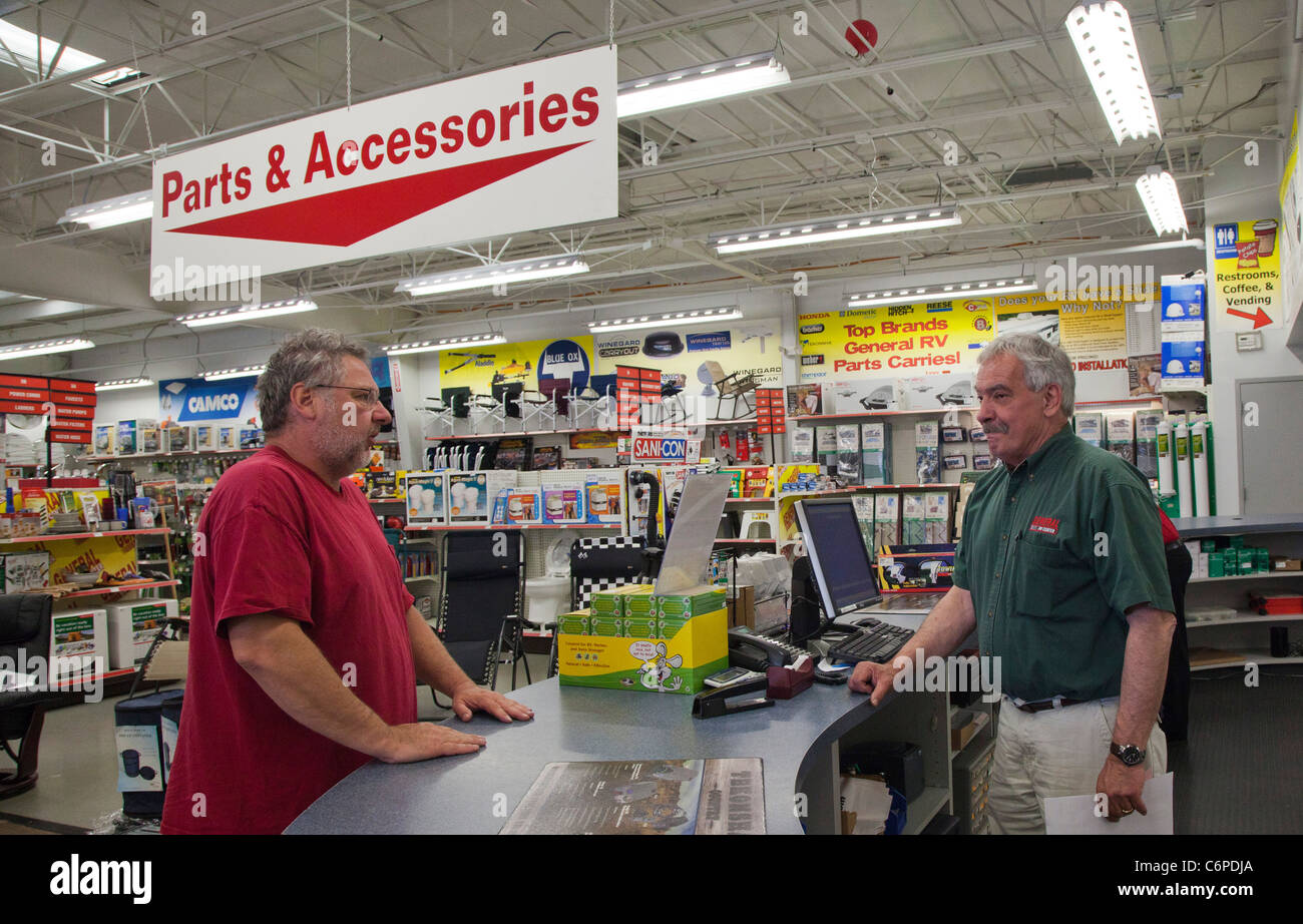 Wixom, Michigan - Verkäufer hilft ein Kunde in der Ersatzteilabteilung bei einem Freizeitfahrzeug-Händler. Stockfoto